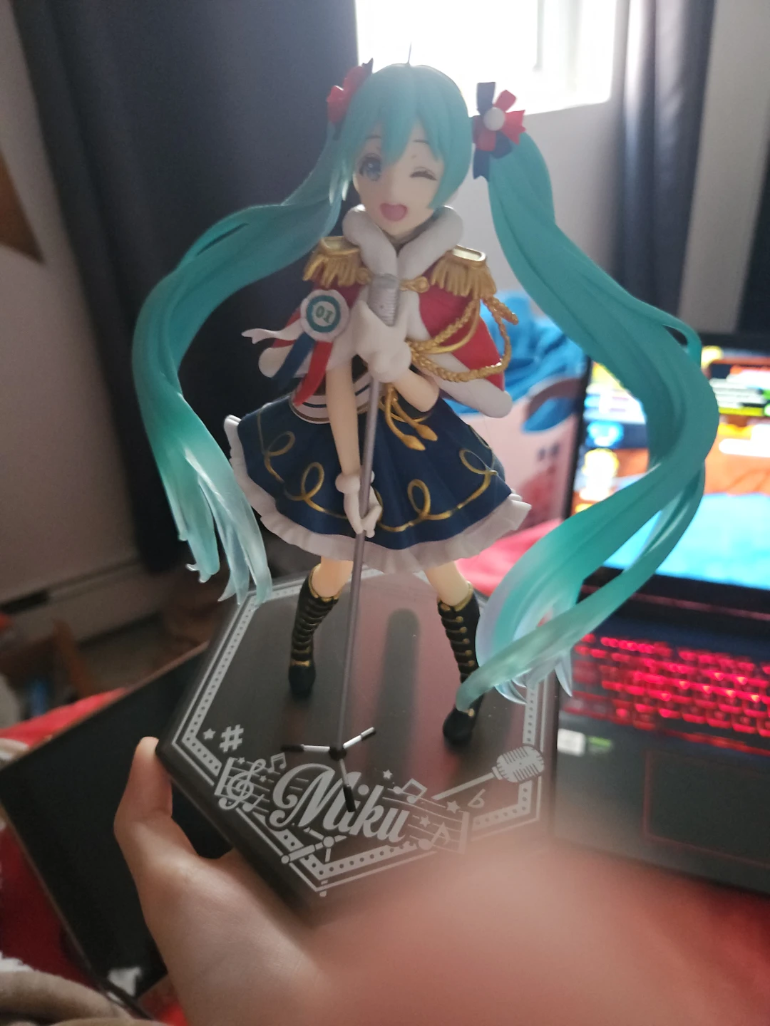 🌸 Hatsune Miku Figure (Display/Collectible)