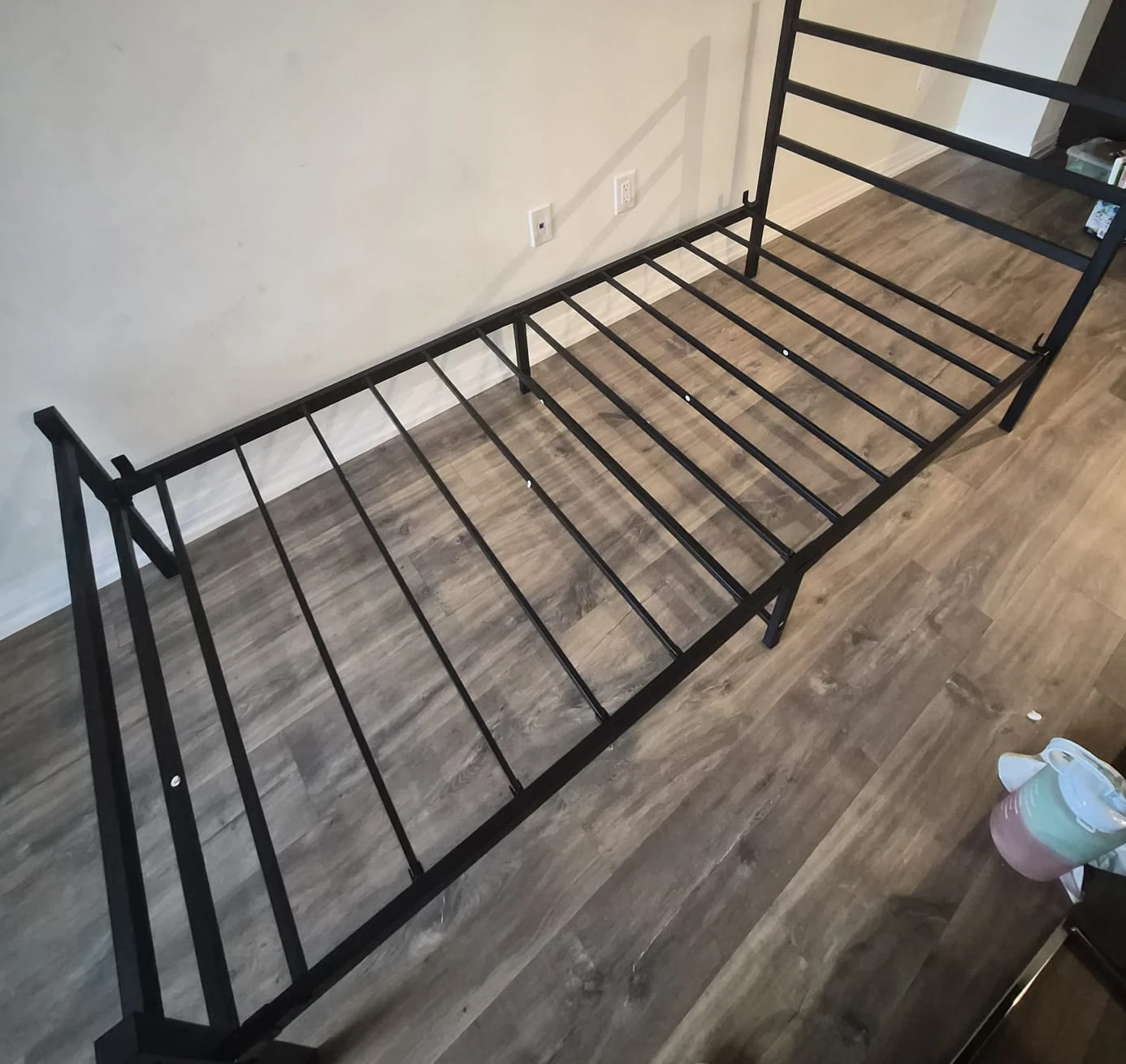 Metal bed frame (Twin Size)