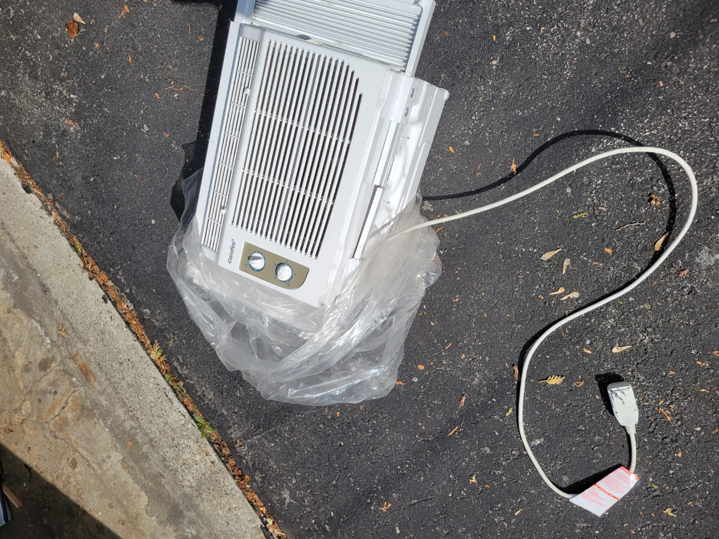 Comfee Window Air Conditioner - photo 2