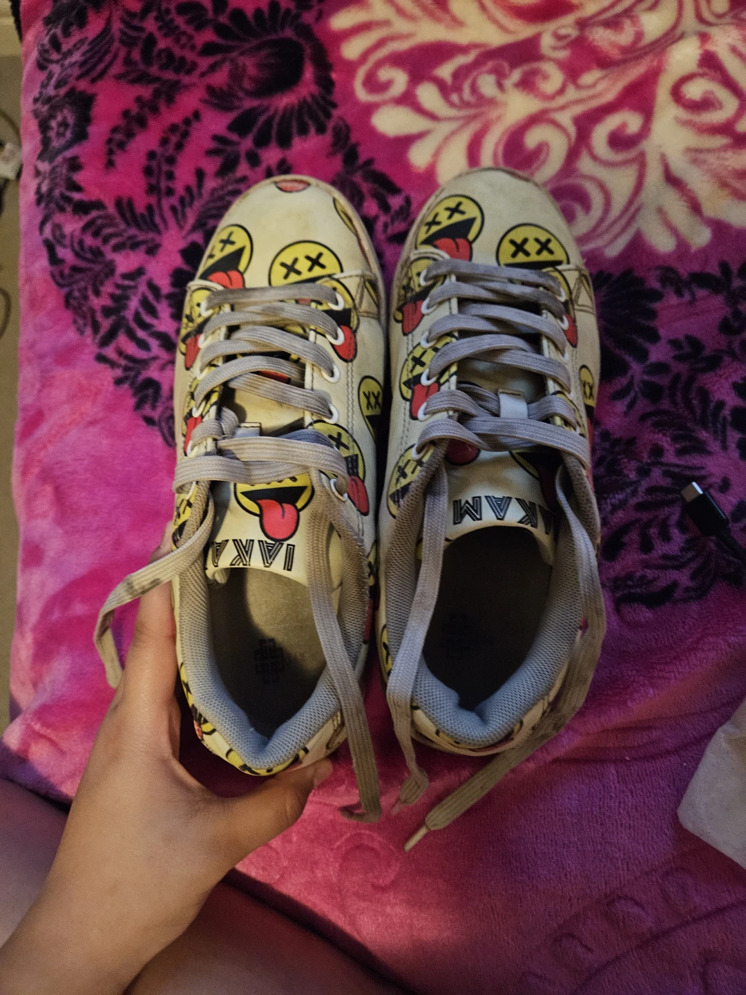 IAKAM Emoji Skate Shoes size 6