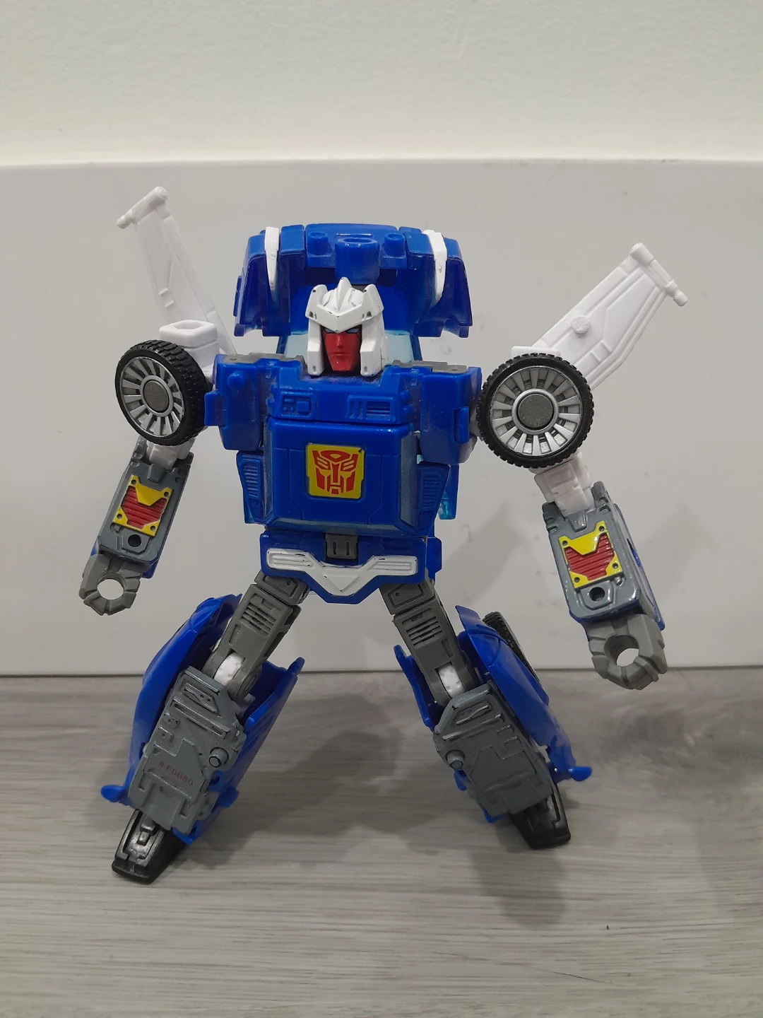 Transformers autobot Tracks fun to play and pose