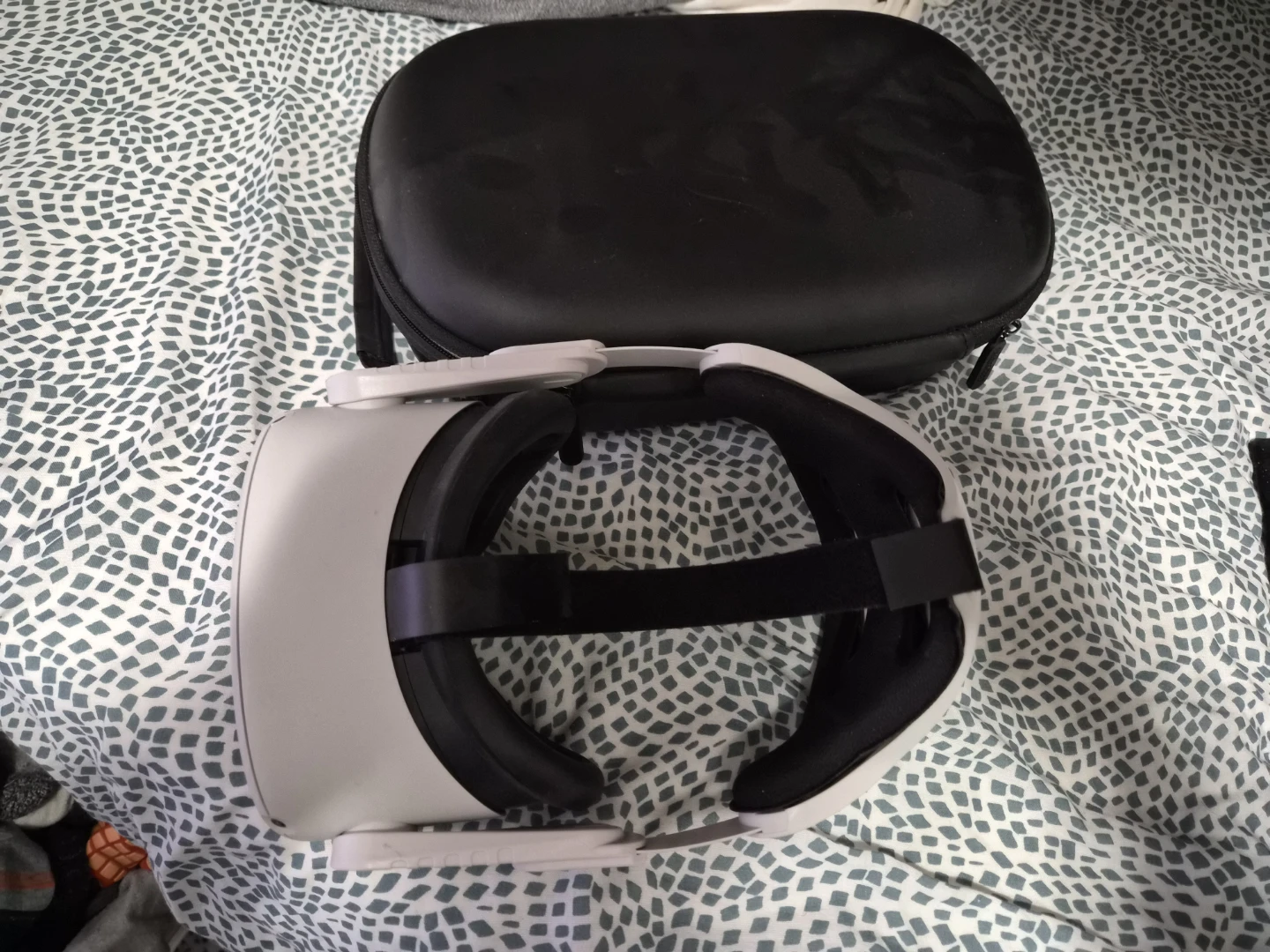 Meta Quest 2 VR Headset with Carrying Case - photo 2