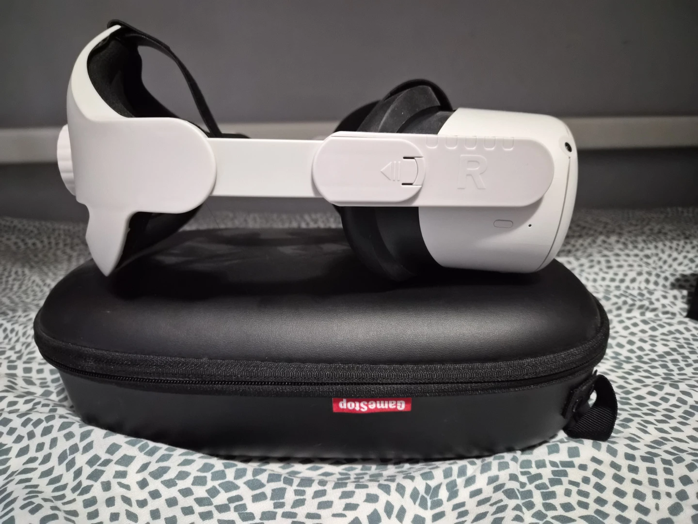 Meta Quest 2 VR Headset with Carrying Case - photo 3