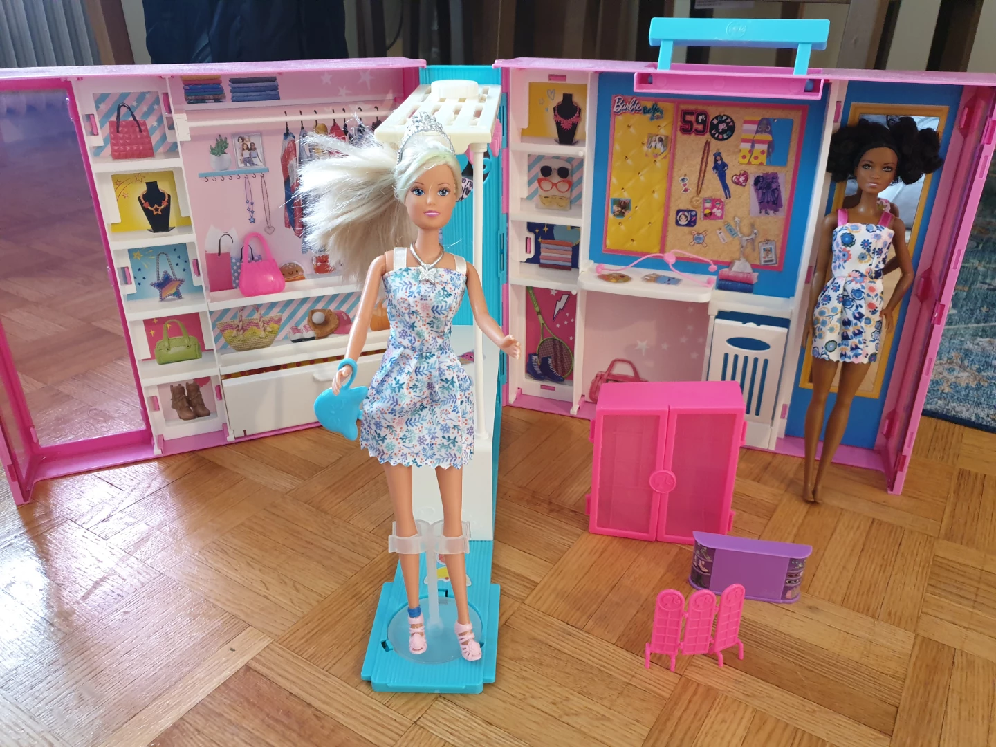 Barbie Foldable Fashionista Doll Closet Playset