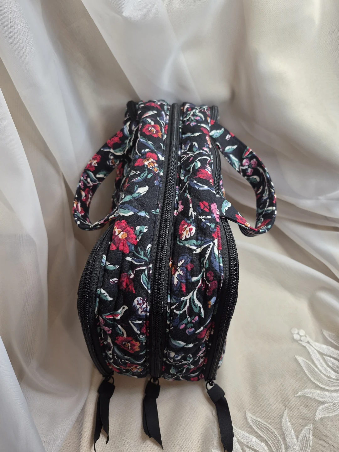 Beautiful 8" x 11" x 5" Vera Bradley Quilted Style Cotton - photo 2