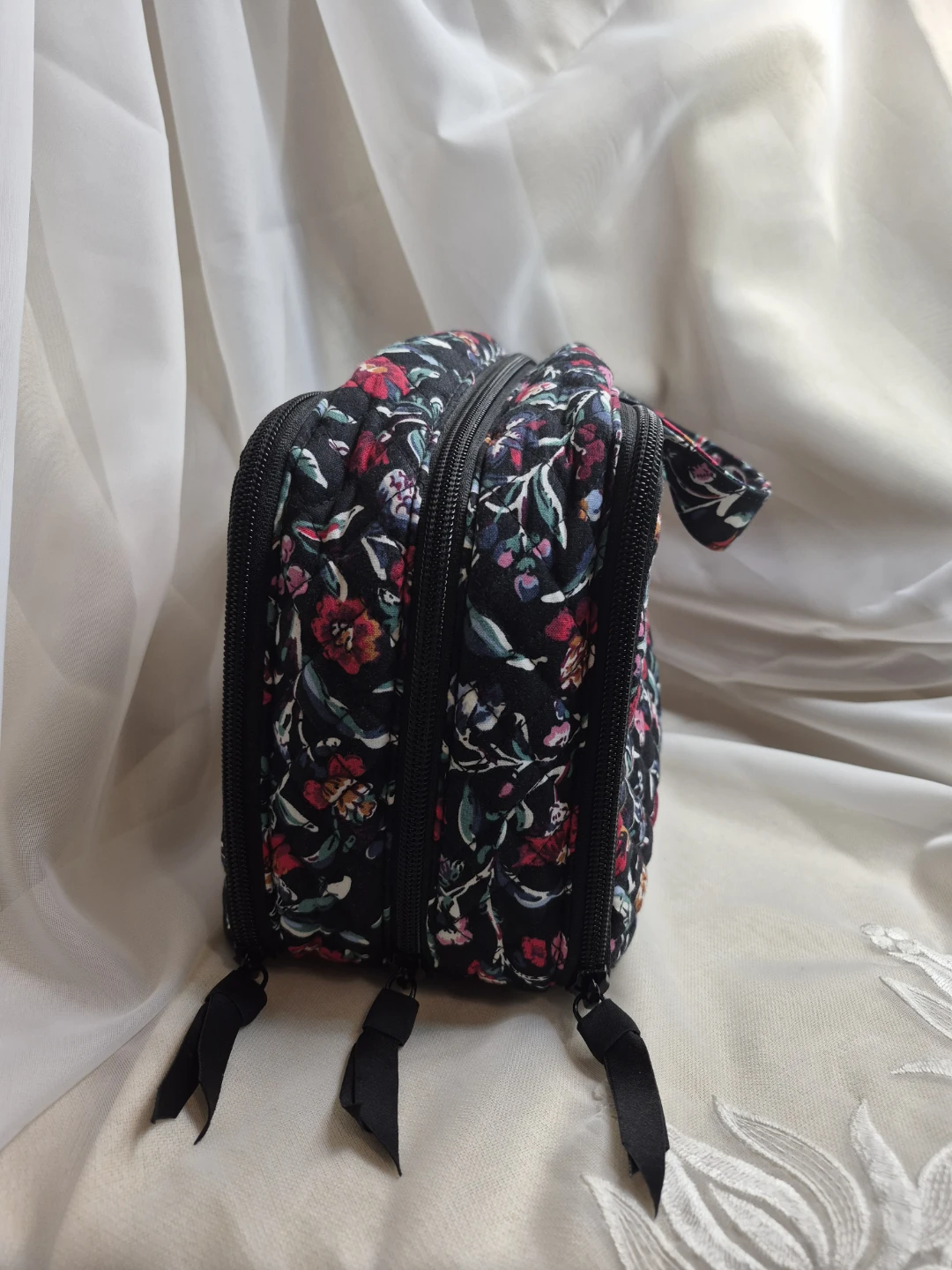 Beautiful 8" x 11" x 5" Vera Bradley Quilted Style Cotton - photo 3