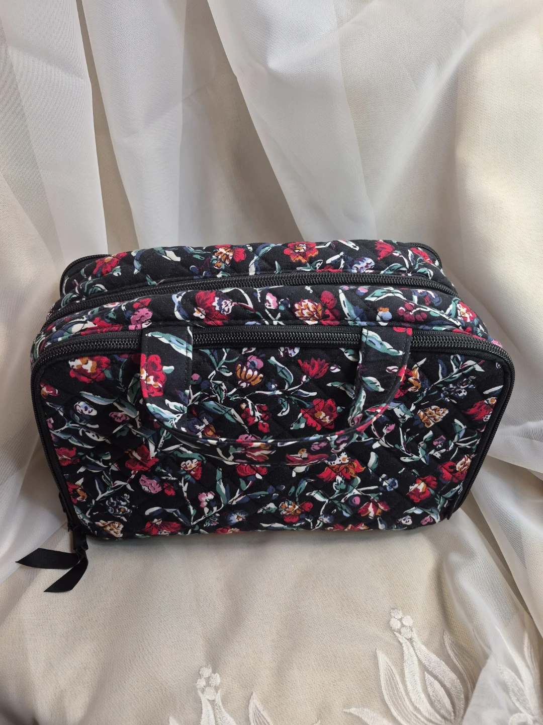 Beautiful 8" x 11" x 5" Vera Bradley Quilted Style Cotton - photo 4