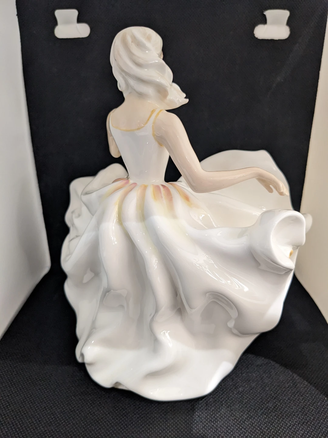 Royal Doulton Sweet Seventeen HN 2734 Vintage Figurine - photo 4