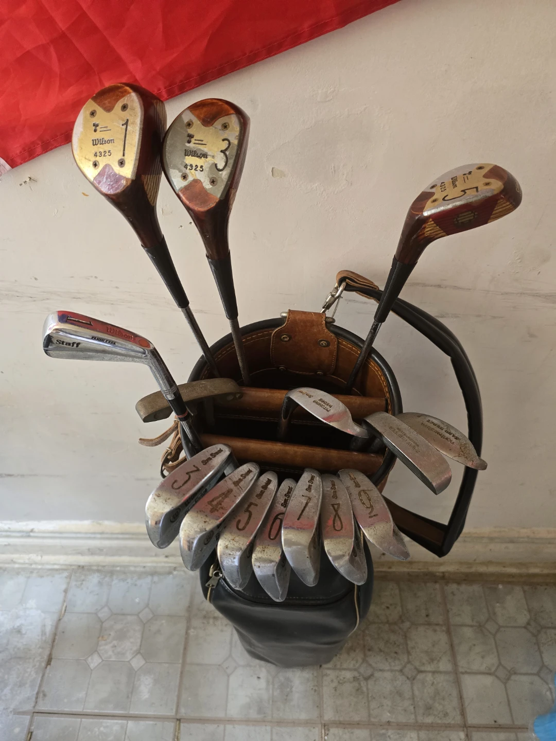 Vintage Wilson Golf Club Set with Golfers Gold Accessory - photo 3