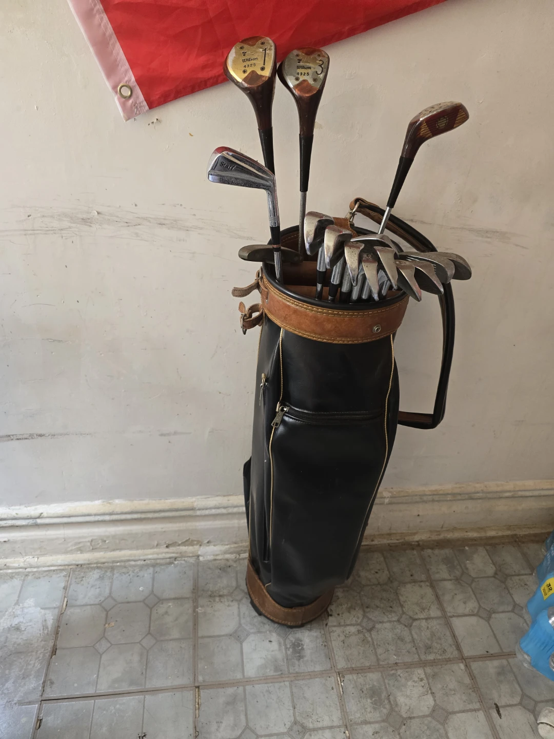 Vintage Wilson Golf Club Set with Golfers Gold Accessory - photo 4