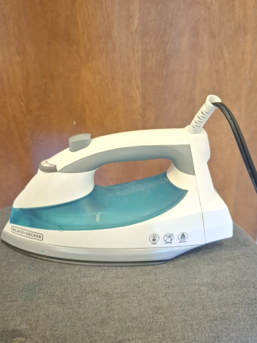 BLACK+DECKER Steam Iron + iron table
