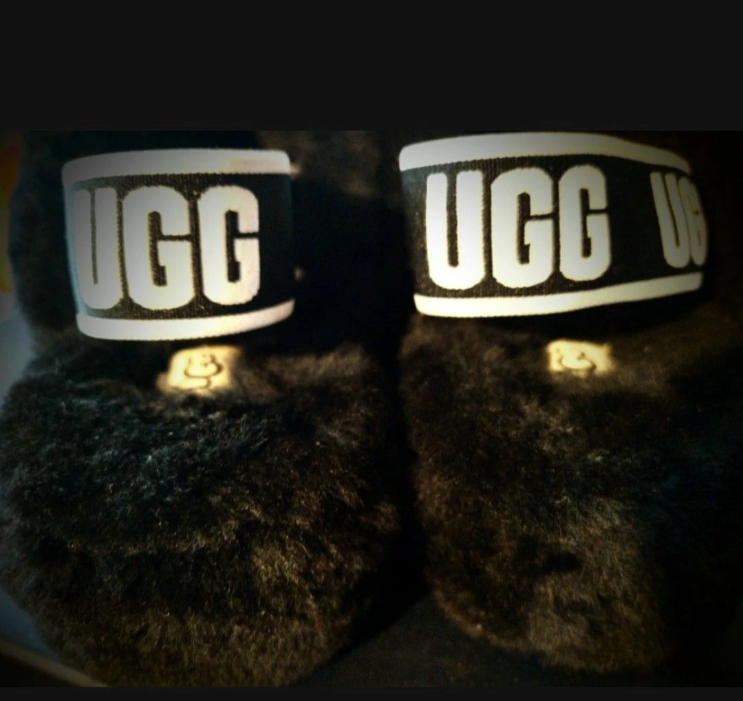 UGG BLACK FLUFFY SLIPPERS SIZE 7 - photo 5