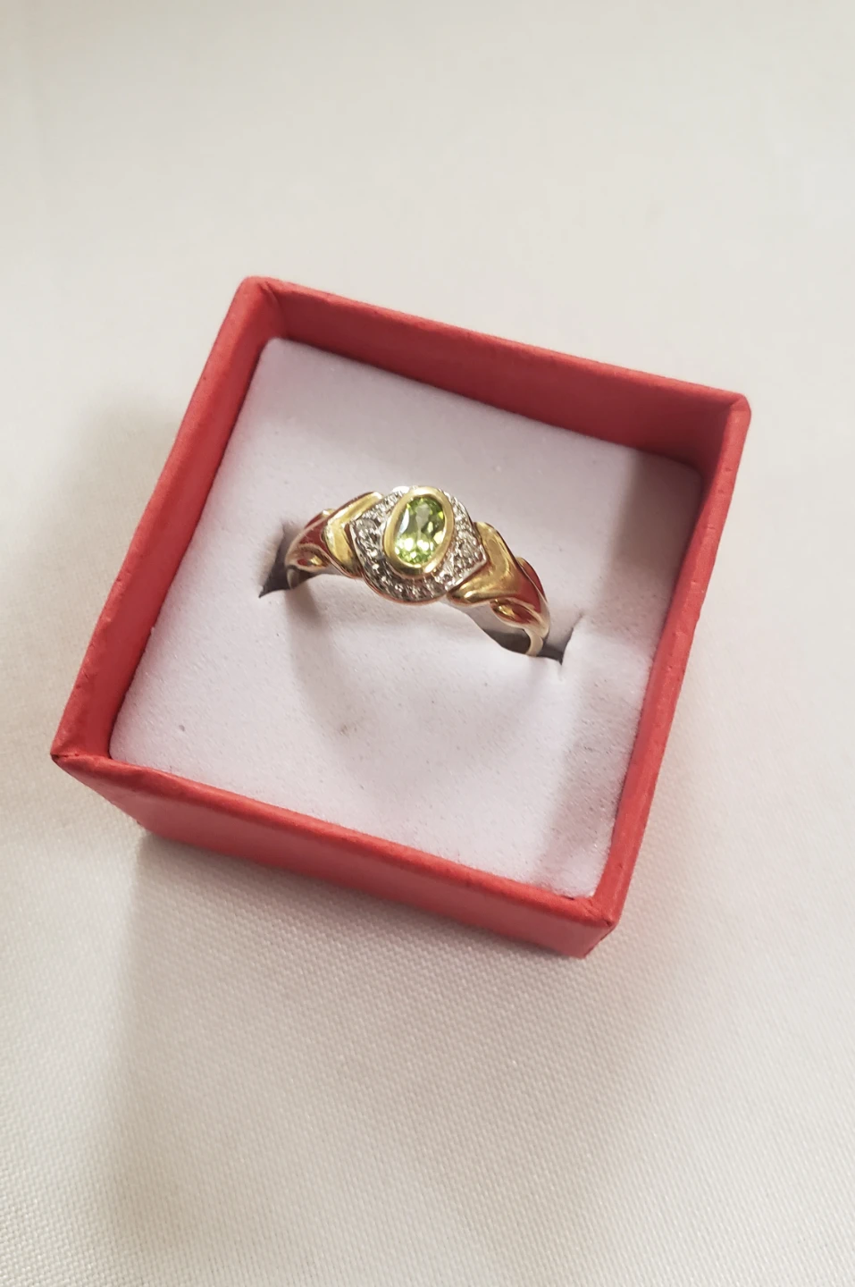 Like New Women's Elegant 9K Ring With Peridot And Diamonds