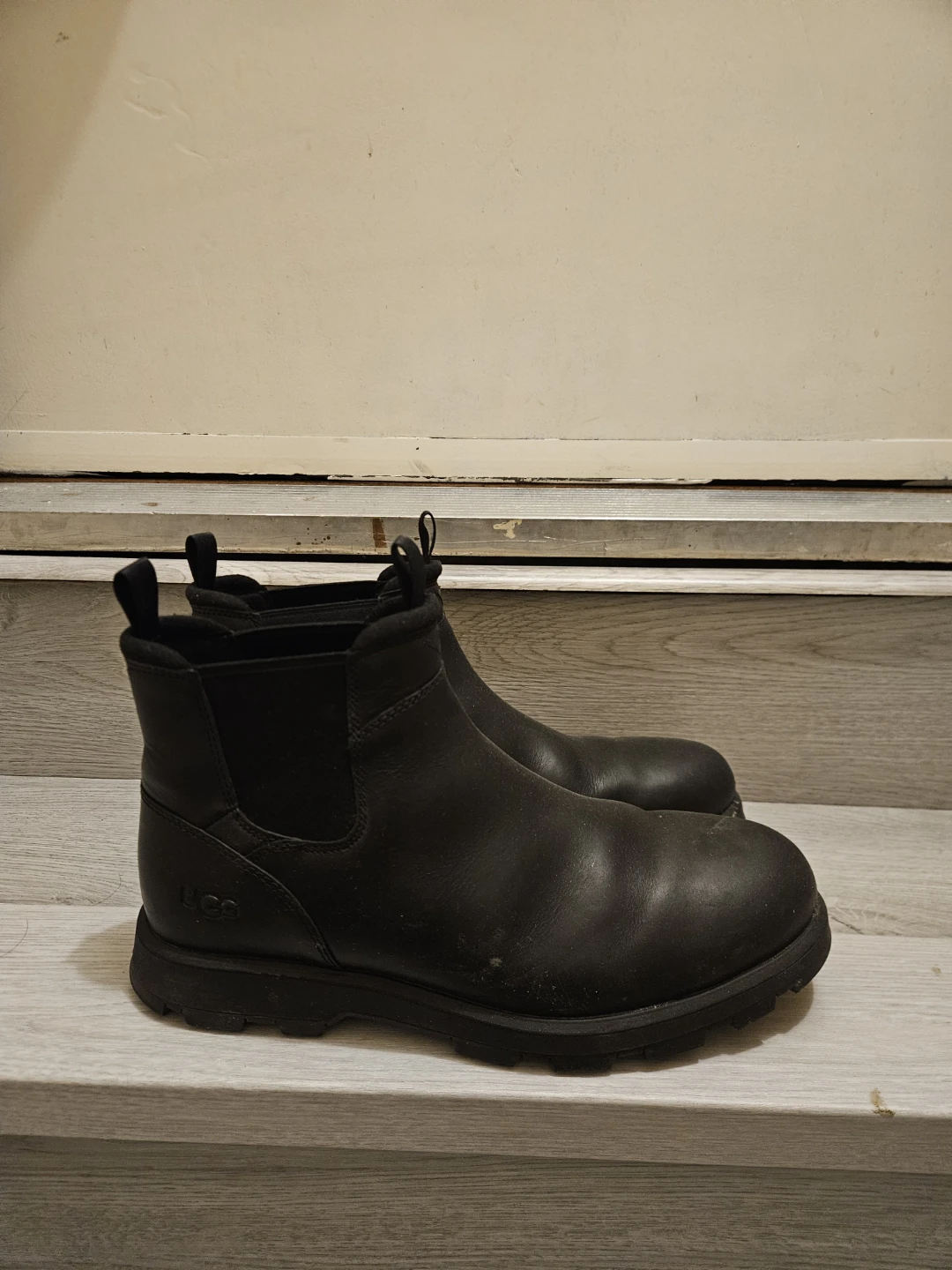 🌱 Ugg Black Leather Chelsea Boots Size 11 US - photo 3