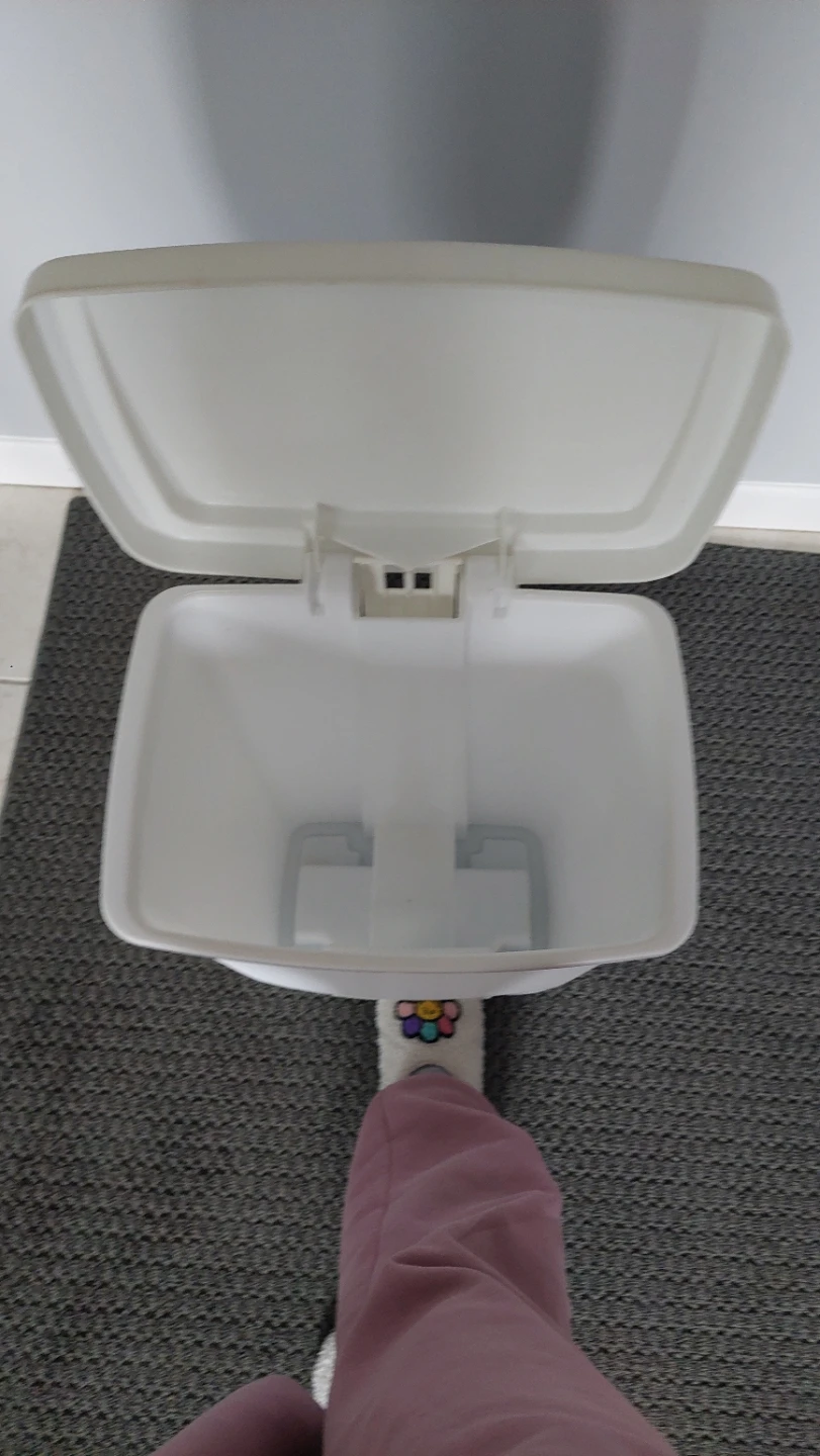 White Plastic Step Trash Can - photo 2