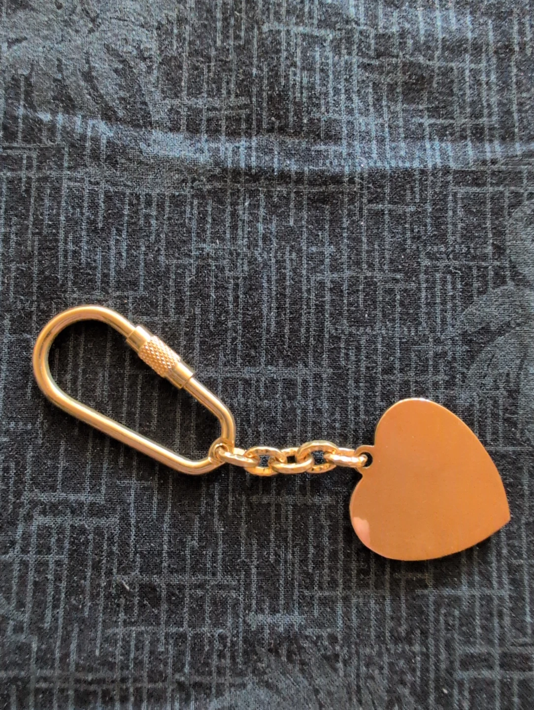 Gold coloured heart keychain with pink accent - photo 2