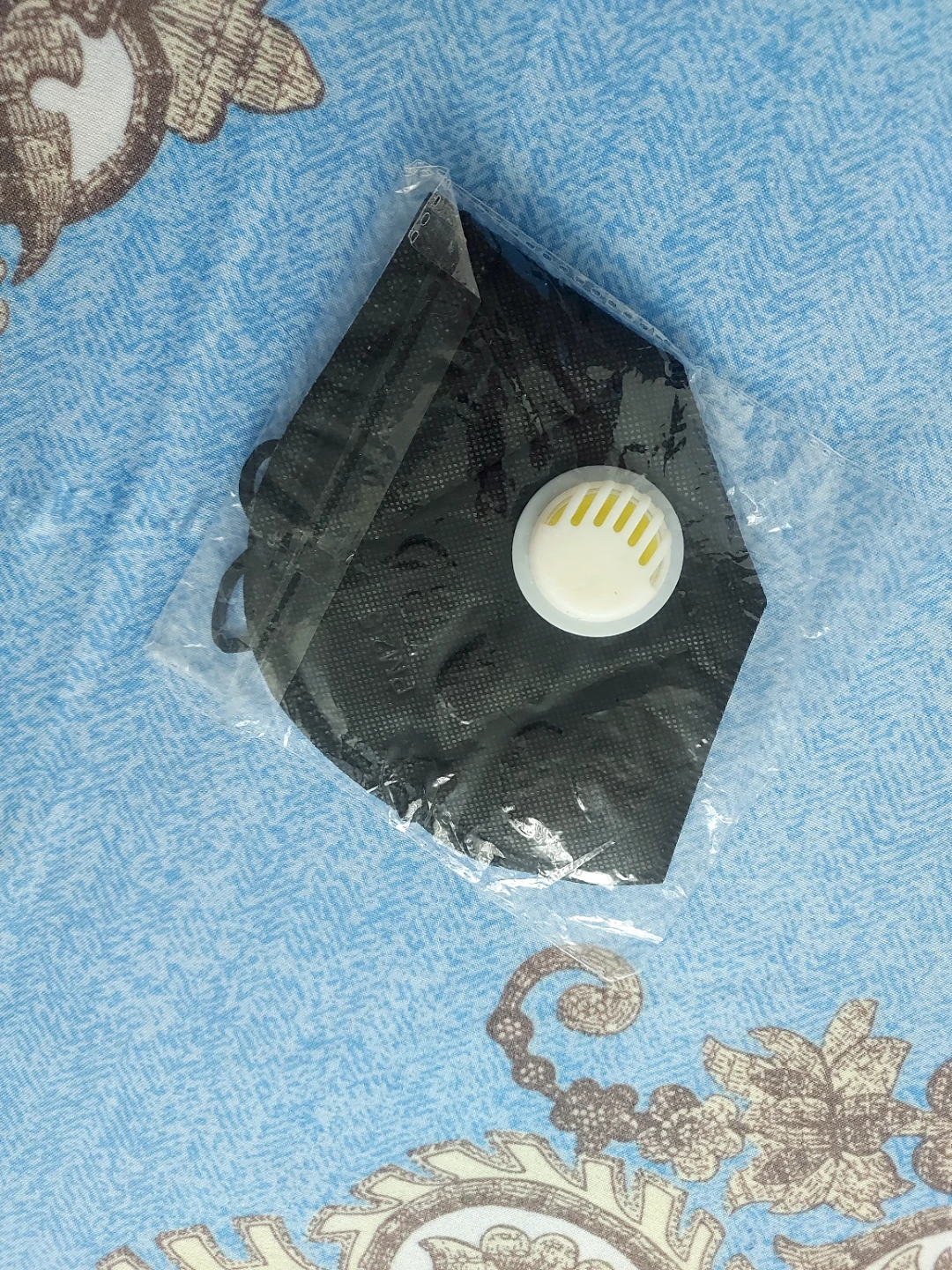 Free Black Face Mask with Valve - photo 2