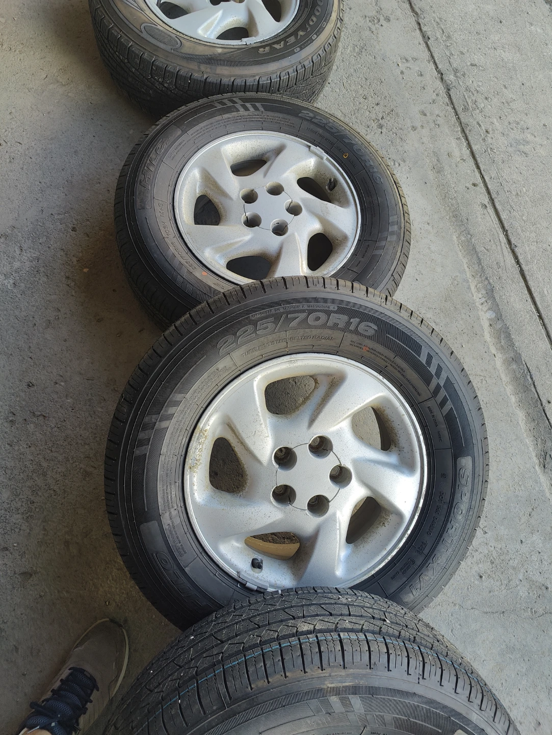 brand new tires on stock 1999 Rav4 rims - photo 4