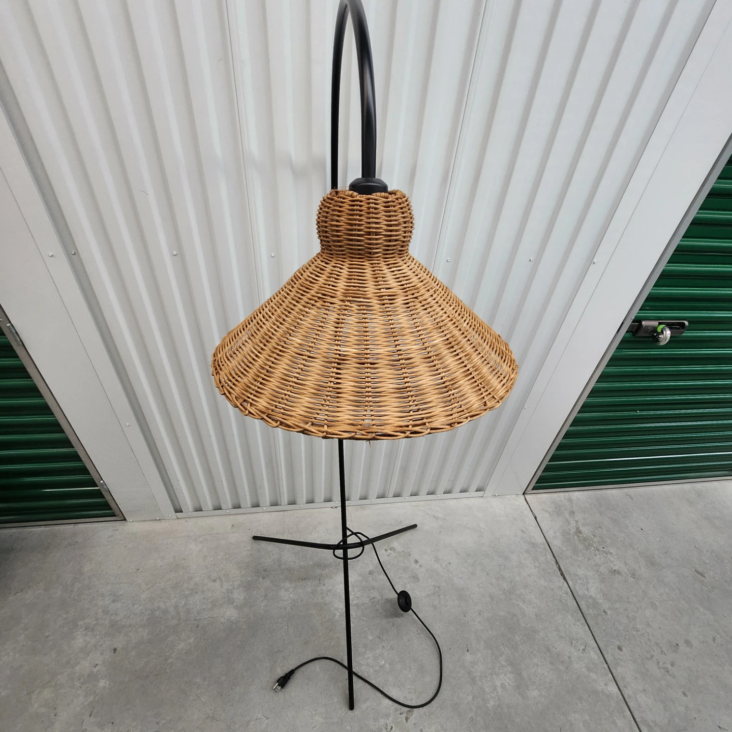 Wicker Arc Floor Lamp - photo 5