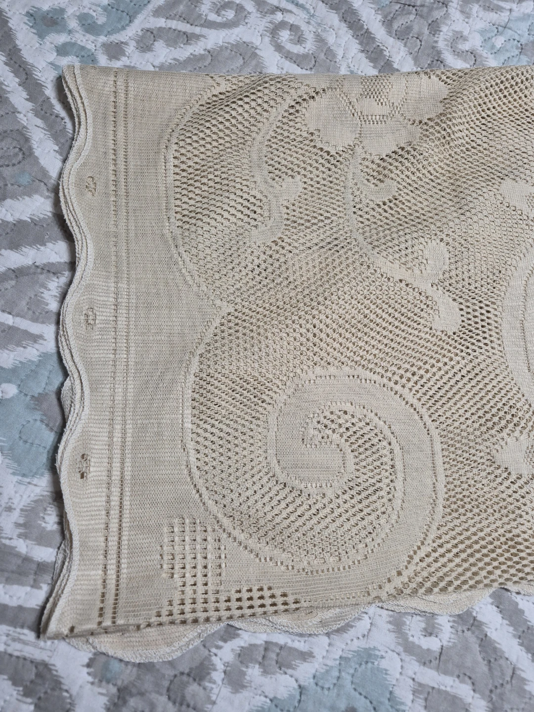 Beautiful Vintage Light 62" x 70" - photo 5