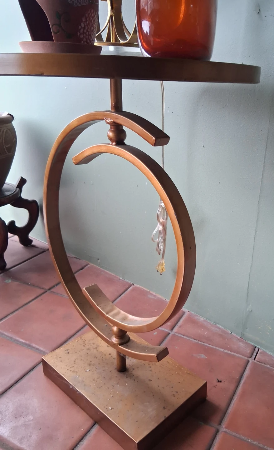 Decorative gold tone lamp & end table - photo 2