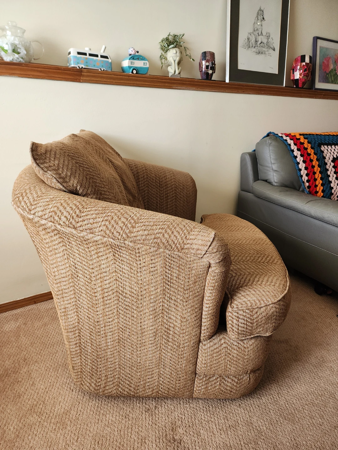 For Sale: La-Z-Boy Swivel Barrel Chair – Excellent Condition - photo 2