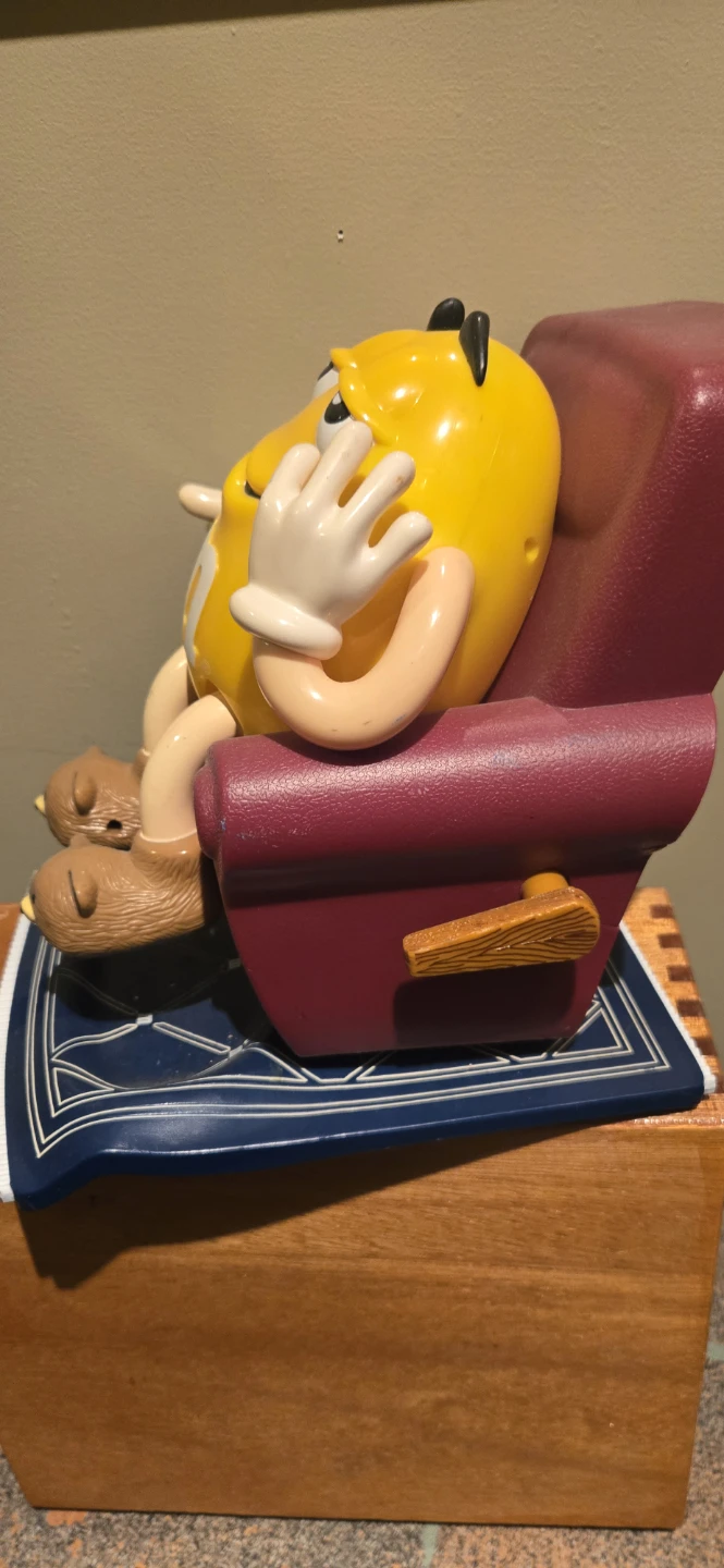 M&M's Yellow Character Lazy Boy Chair Figurine - photo 2