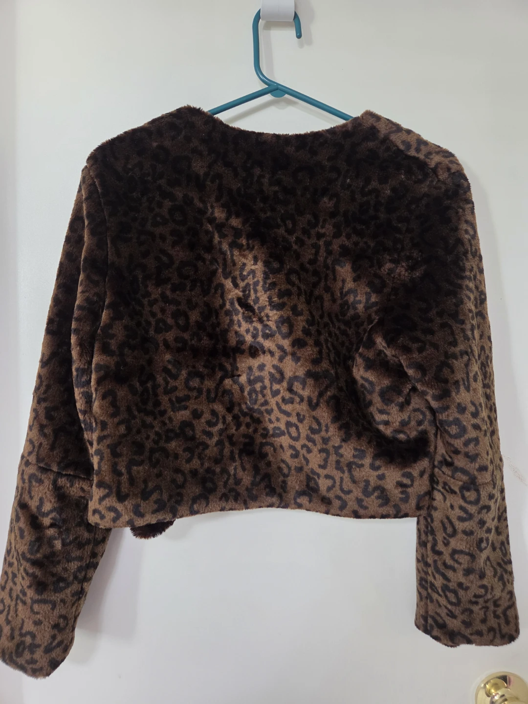 Small)LOVE&LIGHT Leopard Print Faux Fur Cropped Jacket - photo 2