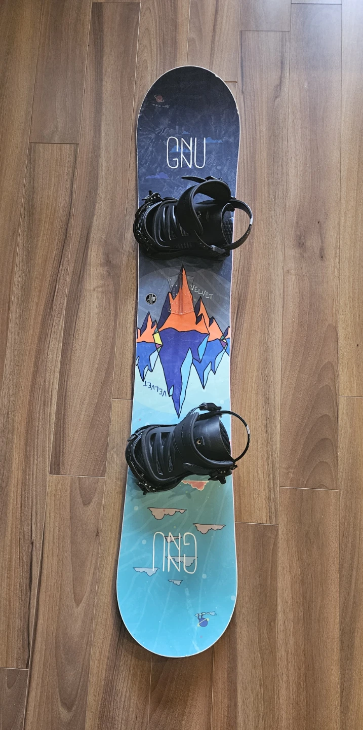 GNU Velvet Snowboard with Bindings