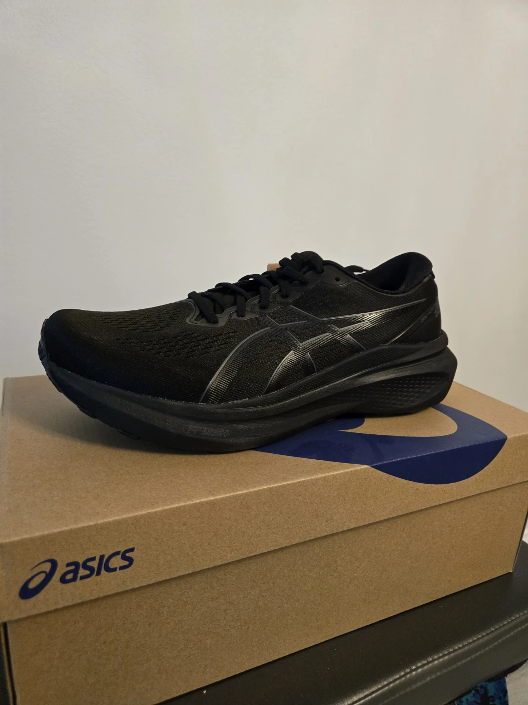BNIB Asics Gel Kayano 30 - size 11.5 4E, triple black colour - photo 4
