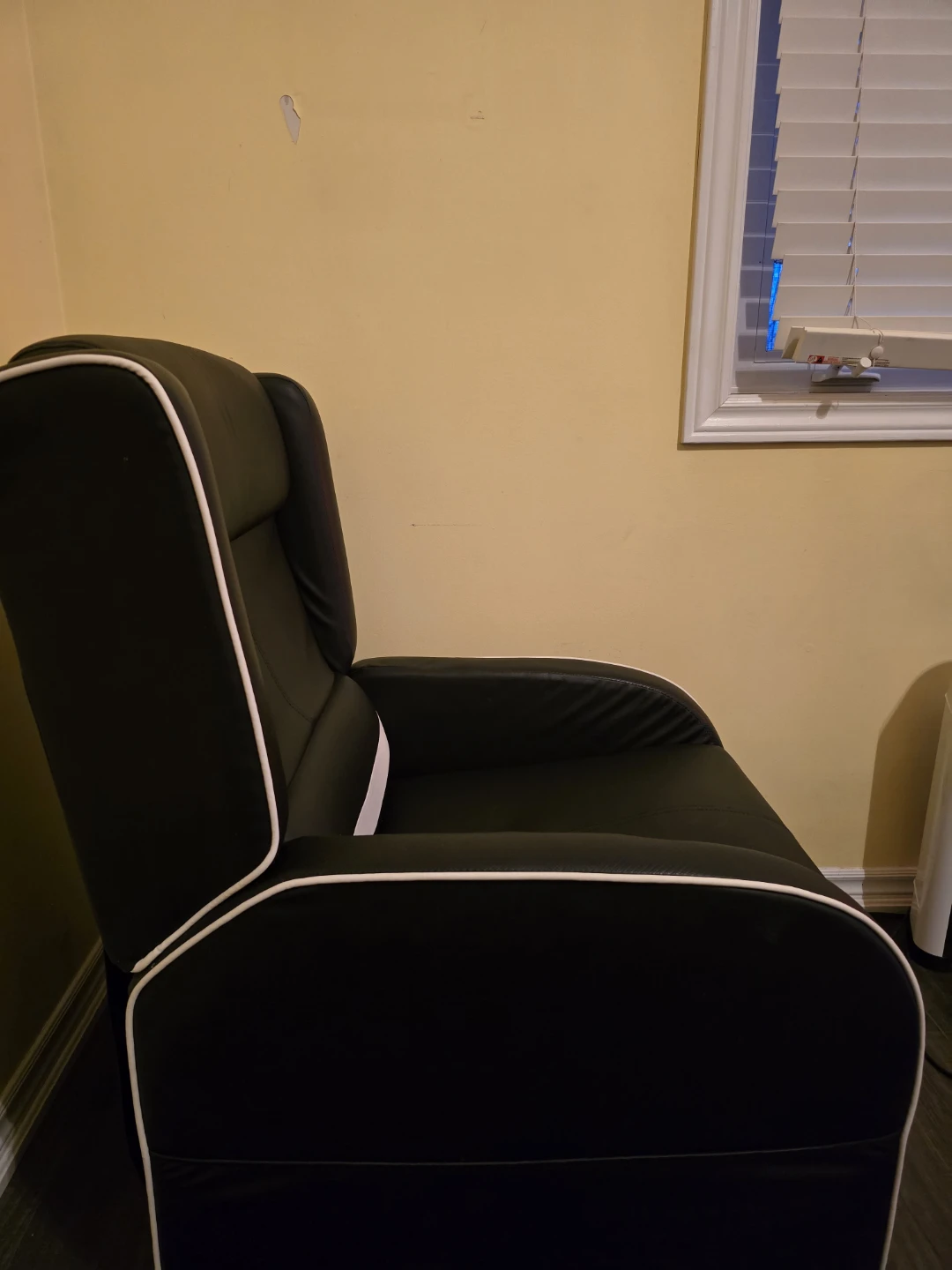 Black and White Recliner Chair - photo 2