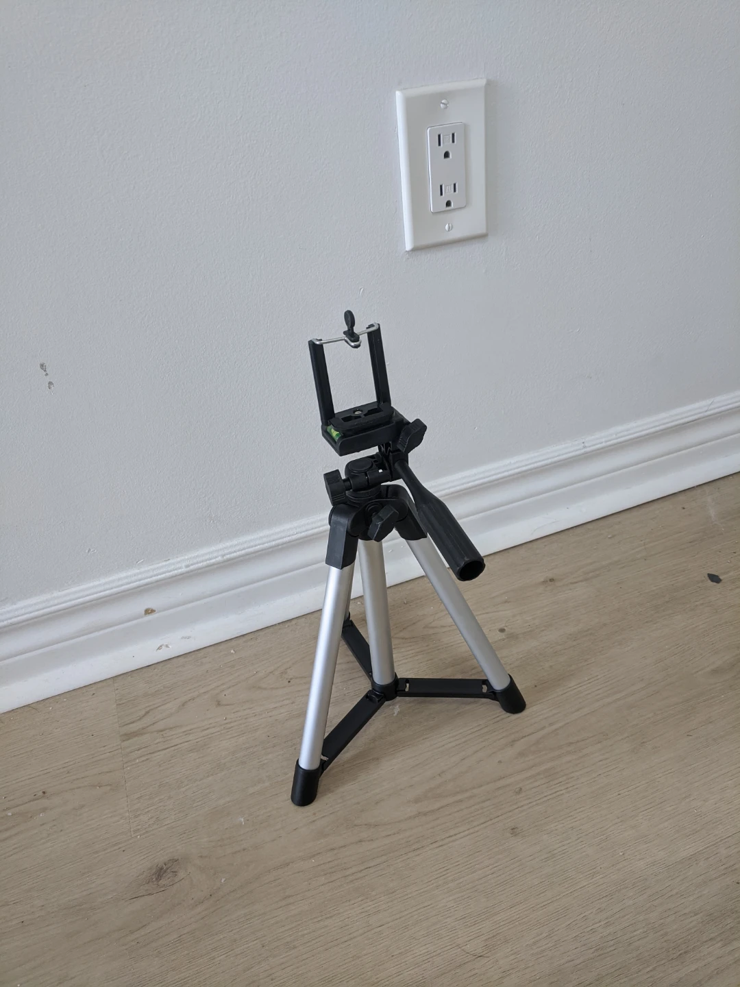Small Tripod with Phone Mount and Level - photo 2
