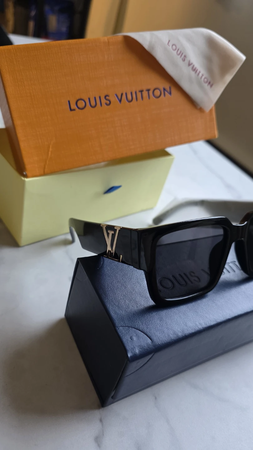 Louis Vuitton Sunglasses - Black - photo 3