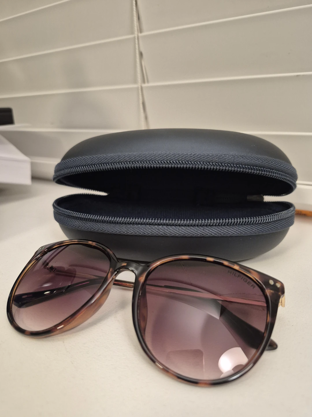 Tommy Hilfiger Tortoiseshell Sunglasses with Case - photo 3