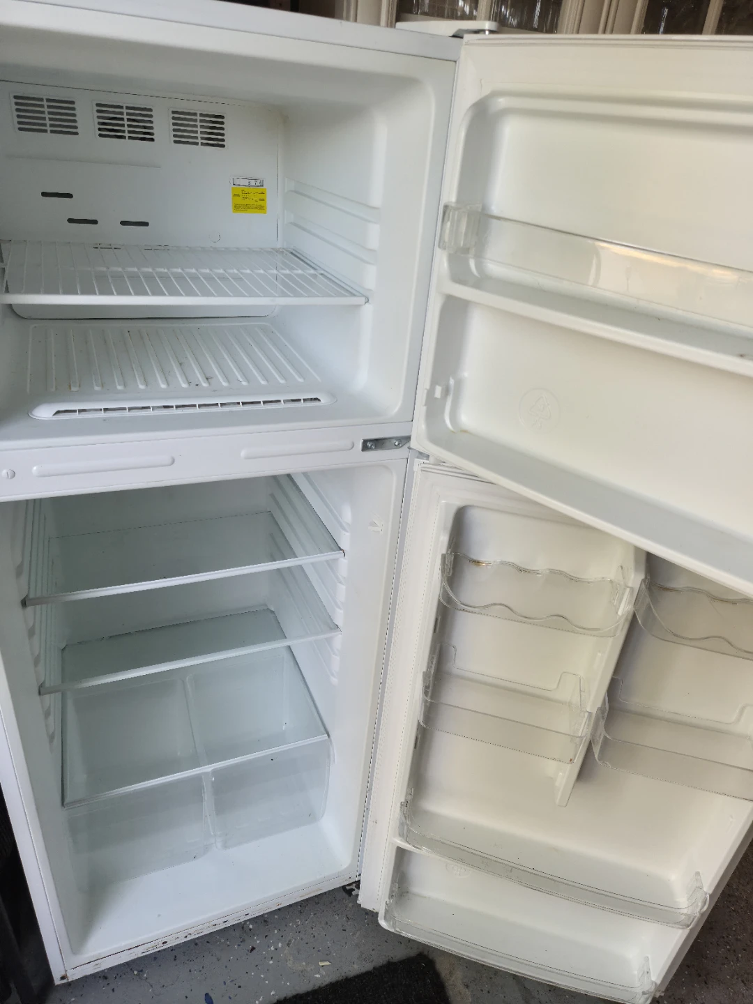 24 inch Frigidaire White Top Freezer Refrigerator - photo 2