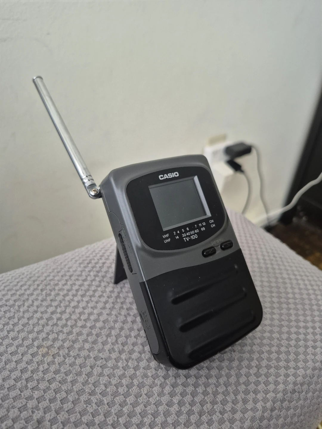 Casio TV-100 Portable Color TV - photo 2