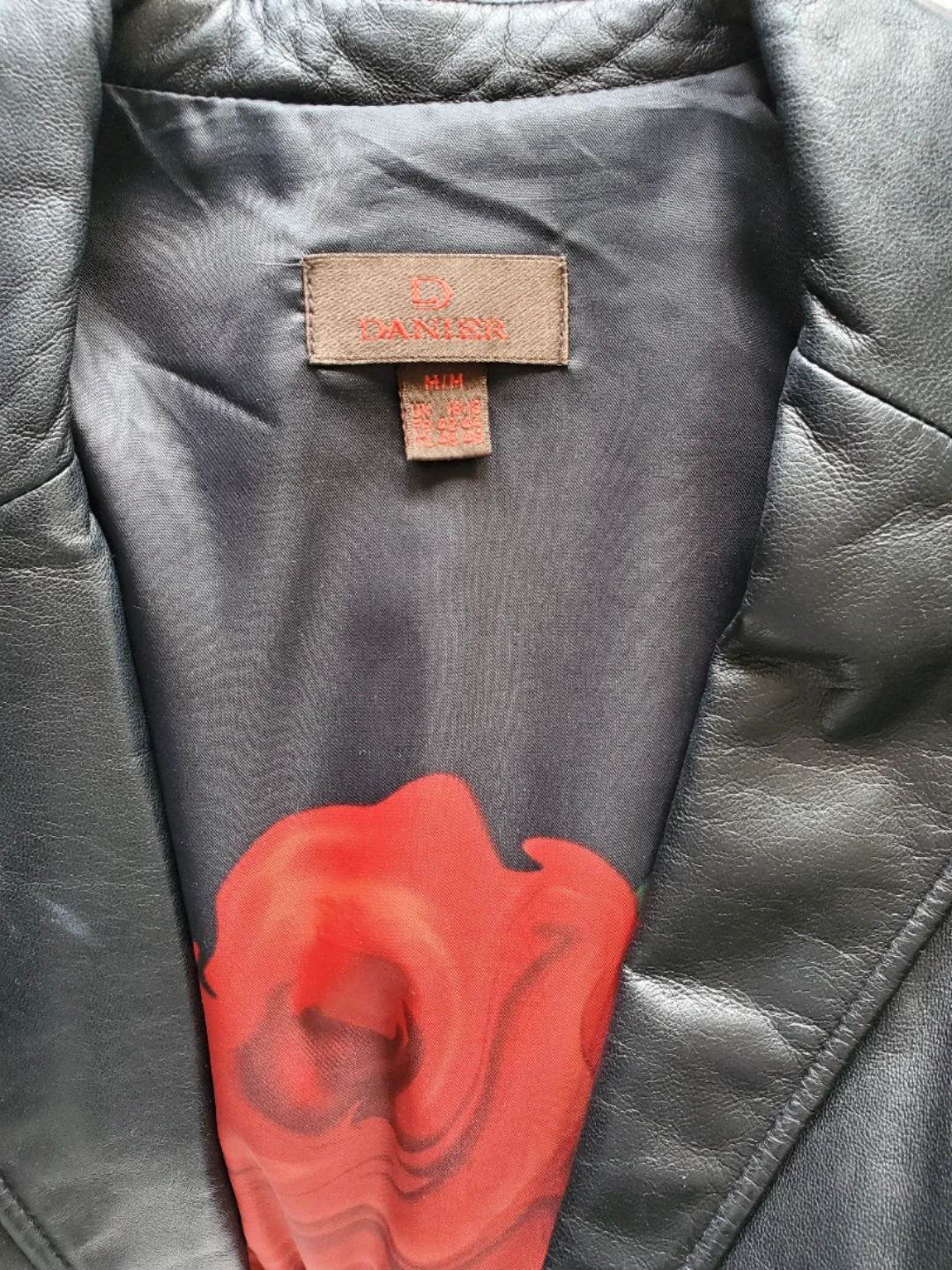 Danier Black Leather Blazer with Rose Print Lining - photo 3