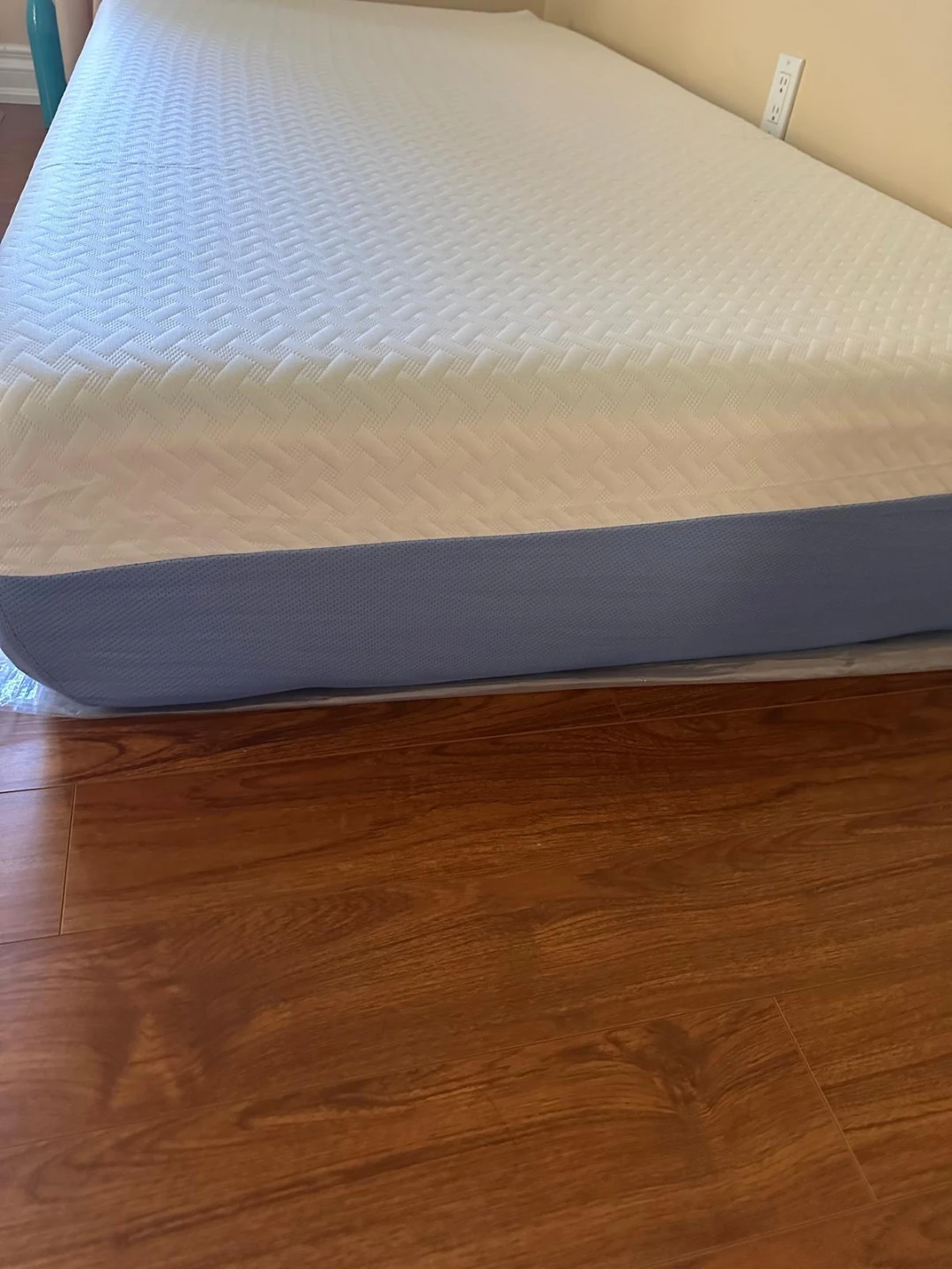 Mattress with Fitted Sheet - photo 4