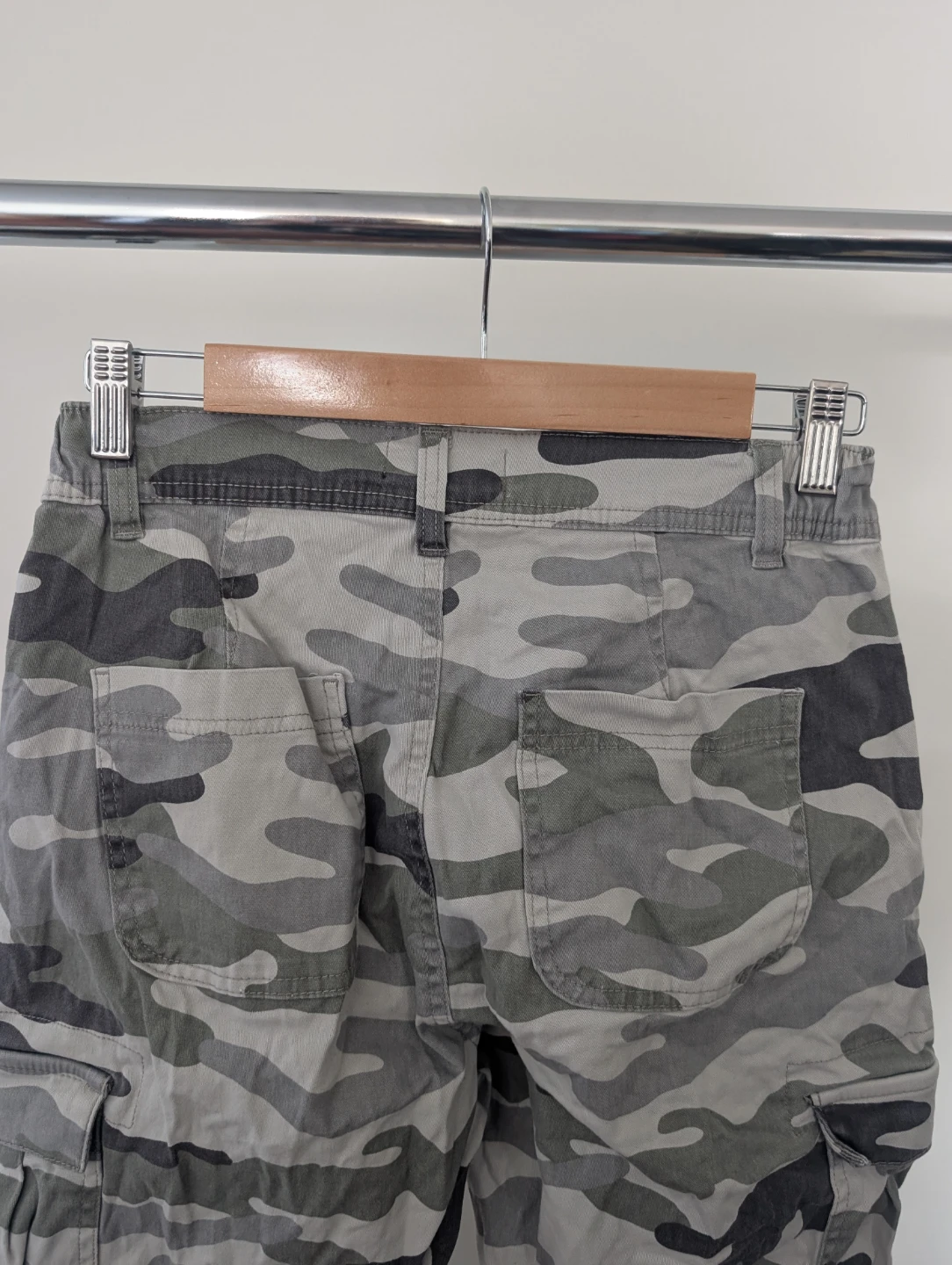 Aero High Rise Relaxed Jogger Pants - Camo Print - Size S/P - photo 3