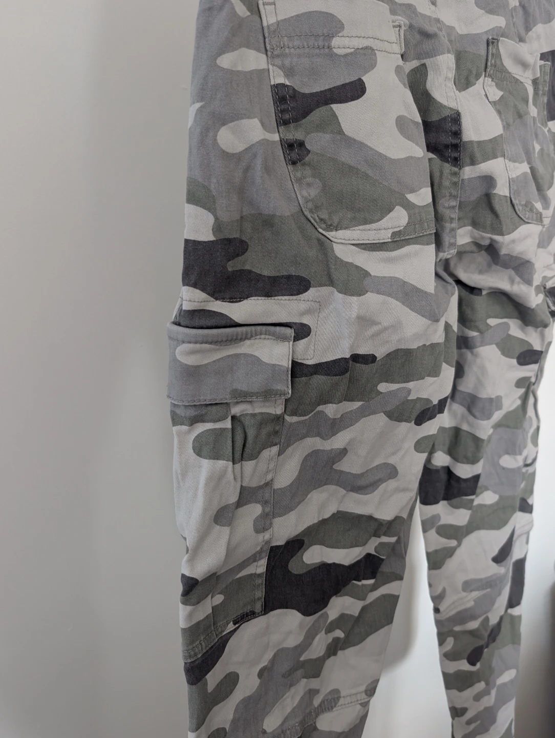 Aero High Rise Relaxed Jogger Pants - Camo Print - Size S/P - photo 4