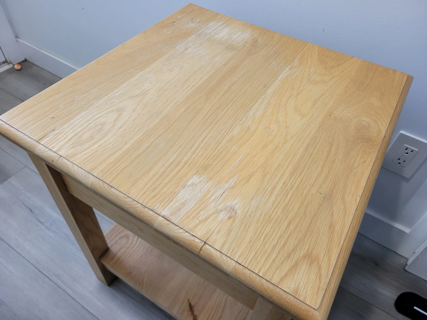 Very Nice Wooden End Table with Shelf. - photo 4