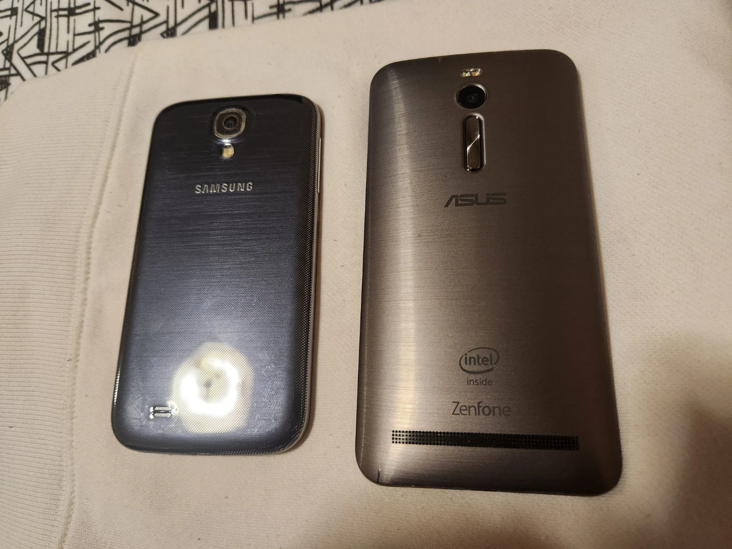 Selling Both Phones Together - photo 2