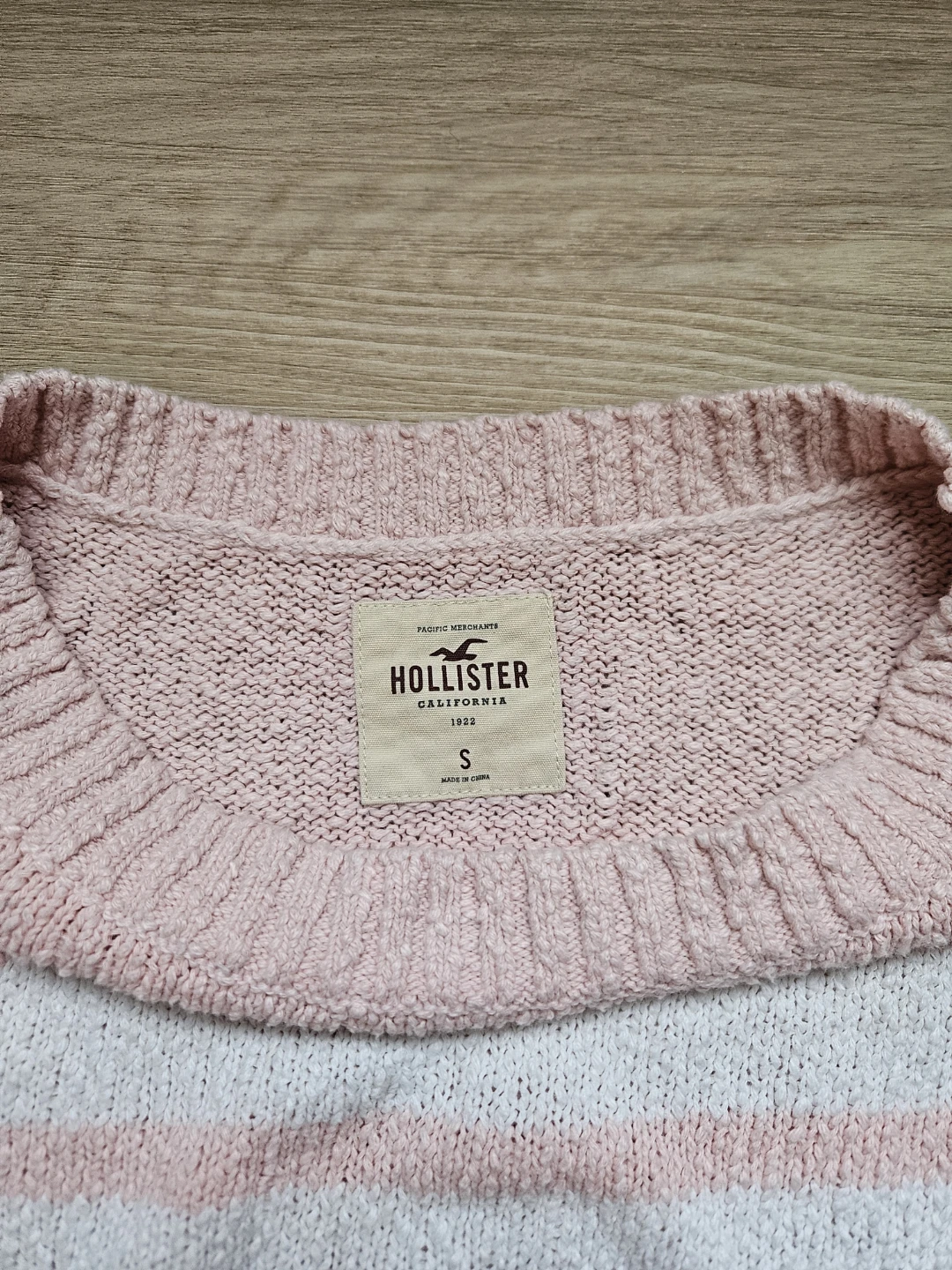 Hollister Women's Pink Striped Sweater - Size S 🌱