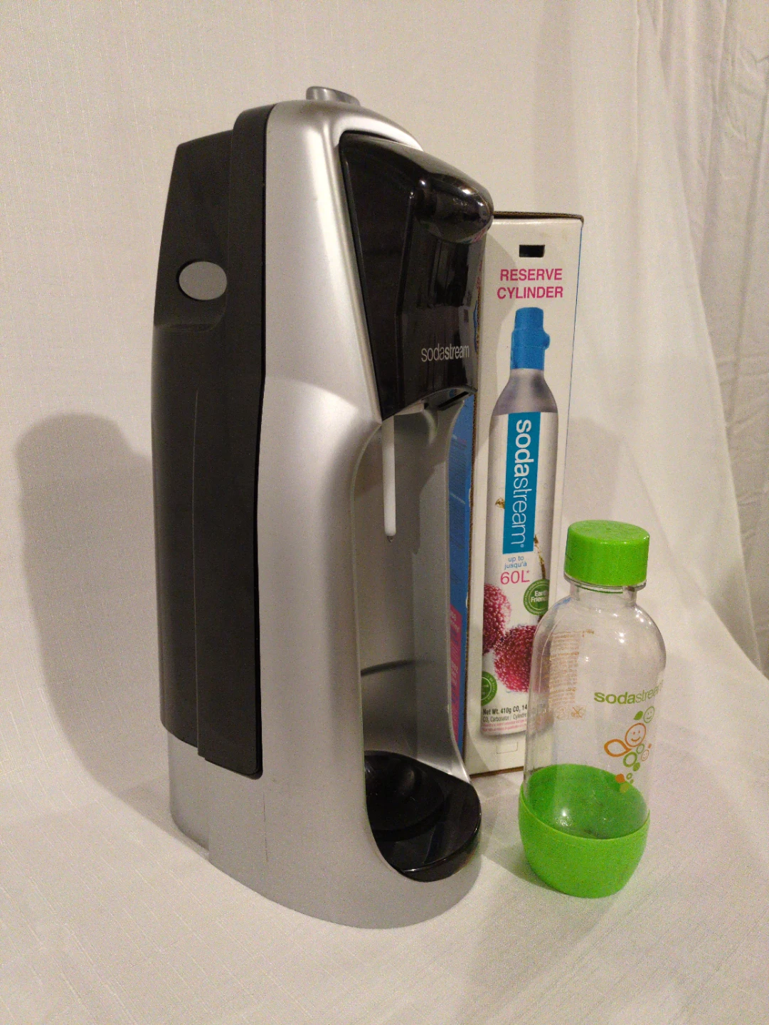 SodaStream Sparkling Water Maker with CO2 Cylinder - photo 2