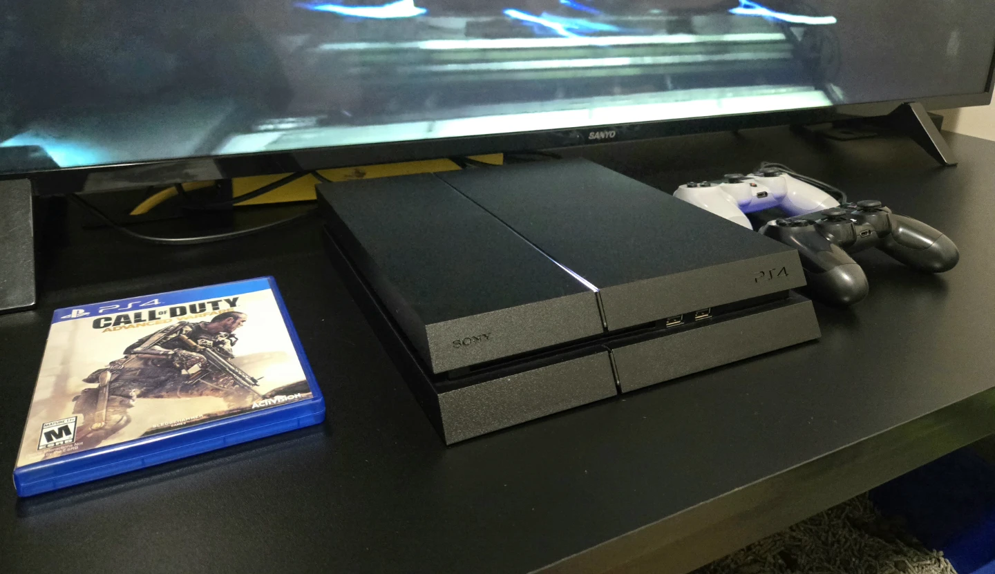 PlayStation 4 Console / 2  Controllers / Ready to Play - photo 2