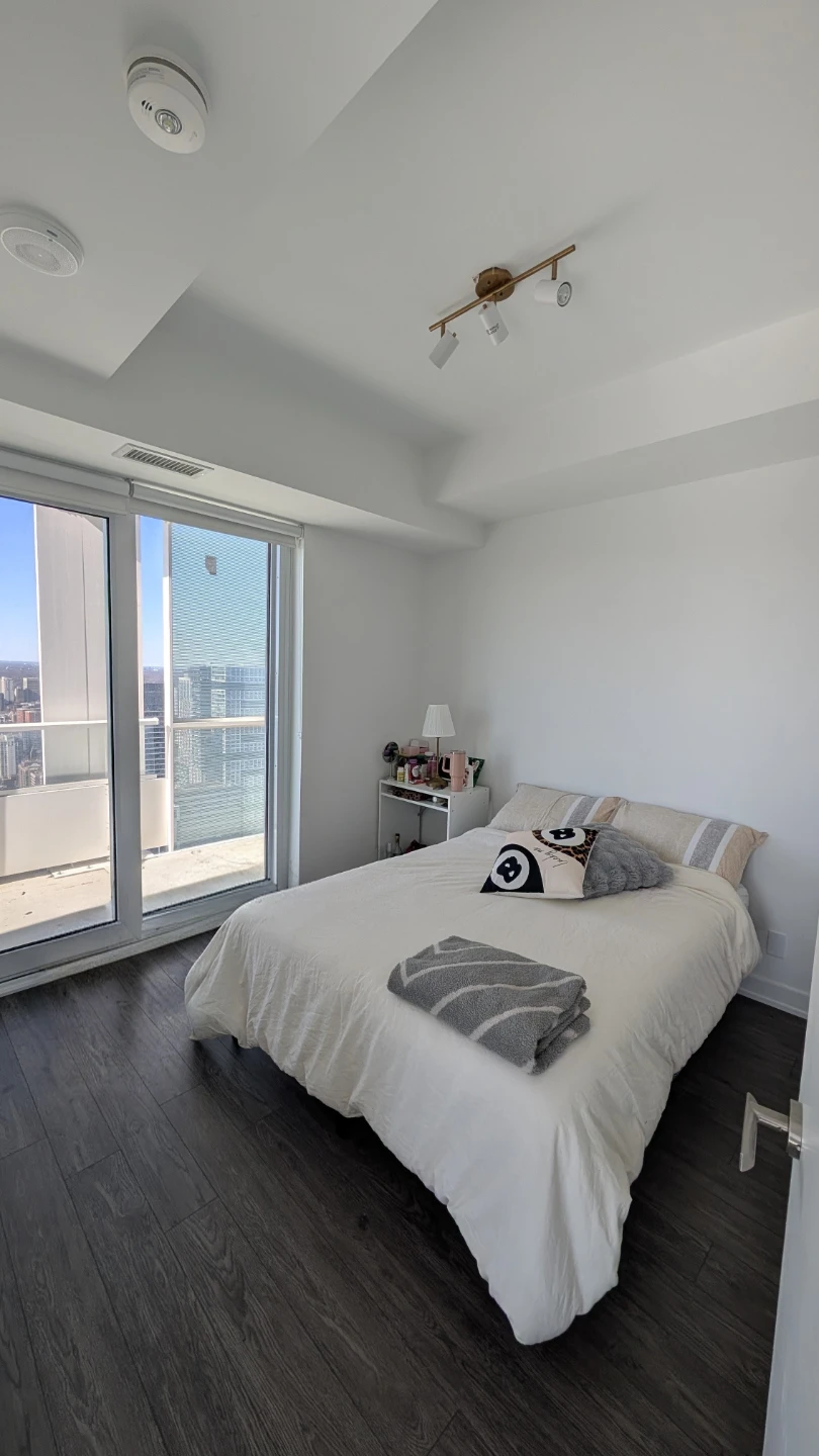 Master Bedroom for Rent – Downtown Toronto
