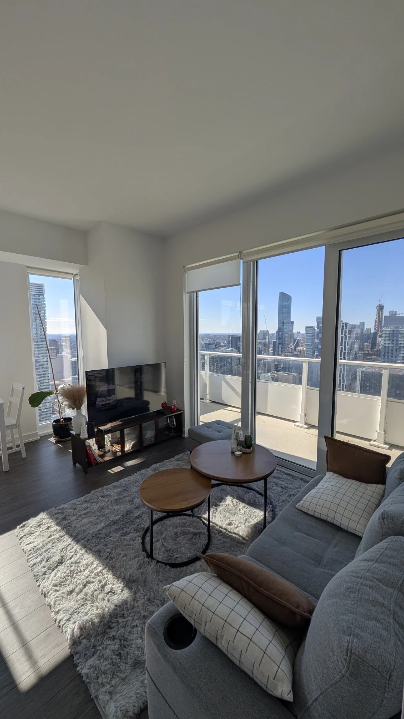 Master Bedroom for Rent – Downtown Toronto - photo 3