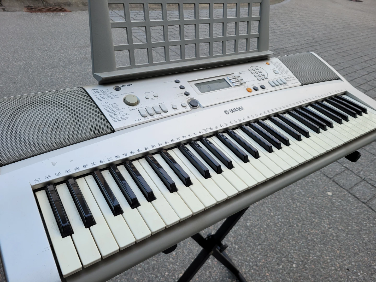 Yamaha PSR-E303 Portable Grand Keyboard. - photo 2