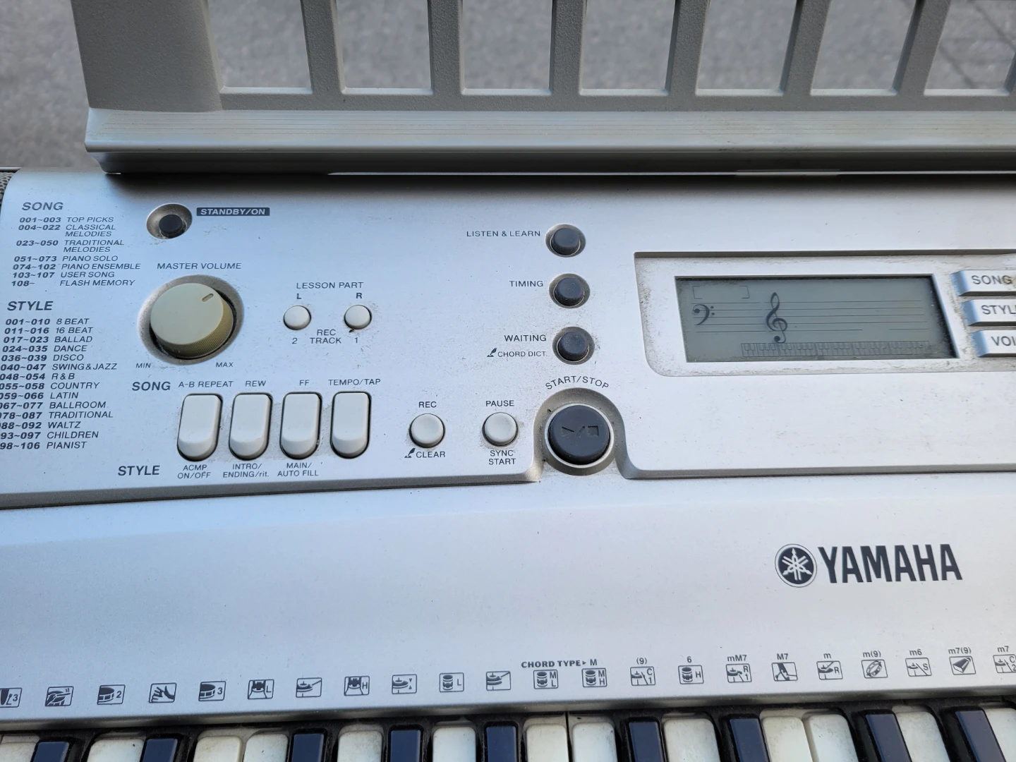 Yamaha PSR-E303 Portable Grand Keyboard. - photo 3
