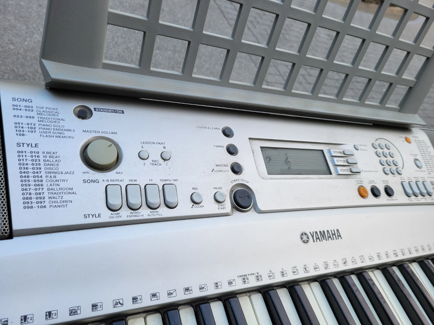 Yamaha PSR-E303 Portable Grand Keyboard. - photo 4